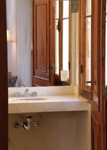 彼得罗波利斯Hotel Casablanca Koeler的一间带水槽和镜子的浴室