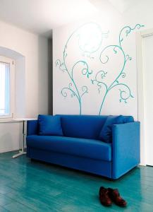 CarugoLa Corte 20 Studio Apartments的墙上的蓝色沙发