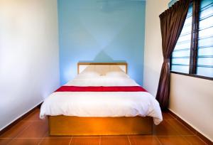 丰盛港辛村度假屋的一间带床的卧室,位于带窗户的房间内