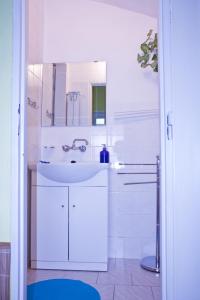泰尔奇普里瓦40号酒店的白色的浴室设有水槽和镜子