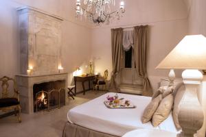 Vizzini卡斯特罗卡米尼旅馆的客厅设有一张床和一个壁炉