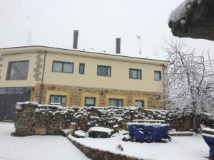 RemesalCasa la Devesa de Sanabria的前面的雪覆盖的房子