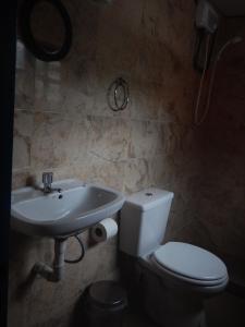 ReyesJujuy Casa Pueblo的浴室配有白色卫生间和盥洗盆。