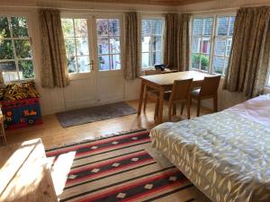 刘易斯Crabapple Cottage B&B的卧室配有一张床和一张桌子及椅子