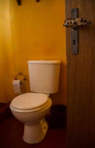 德尔迪阿布罗角Cabañas Bien al Este的浴室设有黄色墙壁上的白色卫生间