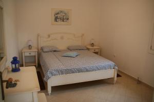 RogónVilla Gabriela的卧室配有白色的床和2个床头柜