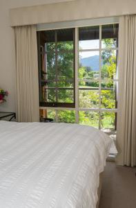 马其顿霍里霍克住宿加早餐旅馆的一间卧室设有一张床和一个大窗户