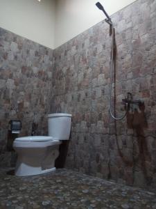 梭罗Doeloerkoe Homestay的一间带卫生间和淋浴的浴室