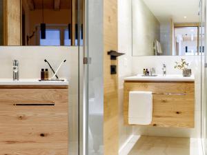 采尔马特EVA Serviced Apartments的一间带水槽和淋浴的浴室