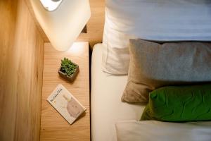 采尔马特EVA Serviced Apartments的一间卧室,配有一张带床头柜和桌子上植物的床