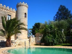 奥斯图尼Rocca Giulia的一座城堡,在一座建筑前设有一座游泳池