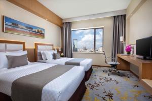 昆明昆明锦江大酒店的酒店客房设有两张床和电视。