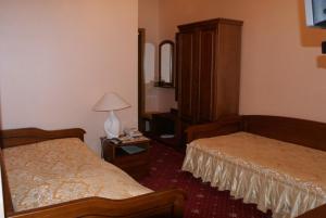 基辅Nelly Apart的酒店客房,设有两张床和镜子