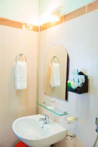 邦美蜀达克若珂酒店的一间带水槽和镜子的浴室