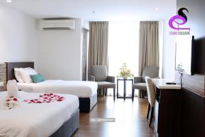 哥打巴鲁哥打巴鲁城特色公寓的酒店客房设有两张床和一台平面电视。