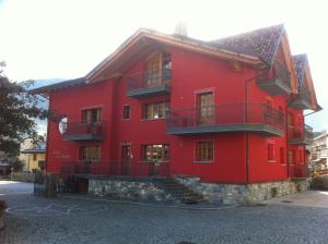 博尔米奥Residence Le Orchidee的前面有楼梯的红色建筑