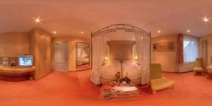 德尔布吕克斯彻尼特科兰登餐厅-酒店的一间卧室设有天蓬床和一间浴室。