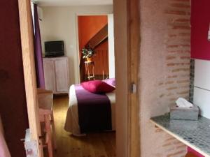吕齐古宅酒店的一间卧室配有带粉红色枕头的床