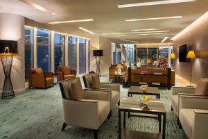 利雅德利雅得辉盛阁国际公寓 的酒店大堂设有桌椅和窗户。