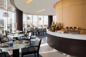 利雅德利雅得辉盛阁国际公寓 的用餐室设有桌椅和窗户。