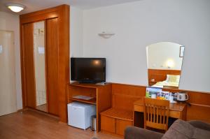 查查克湖泊酒店的客厅配有木柜上的电视
