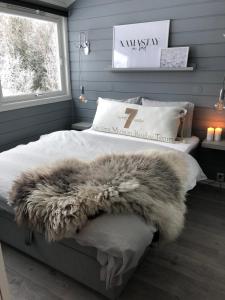 海姆瑟达尔Storehorn Apartments的一间卧室配有一张床,床上有毛皮毯子
