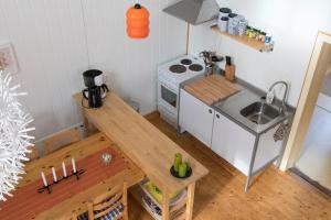 LugnvikStuga Lugnvik的一间带桌子和炉灶的小厨房