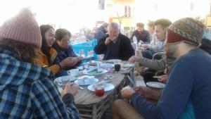 赫尔格达海浪旅舍的一群坐在桌子旁吃饭的人