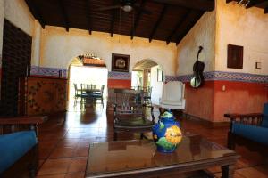 马那瓜卡萨科洛尼尔精品酒店的客厅配有带花瓶的桌子