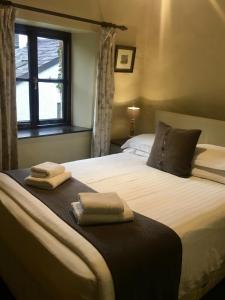 卡特梅尔卡文迪什阿姆斯酒店的一间卧室配有一张床,上面有两条毛巾