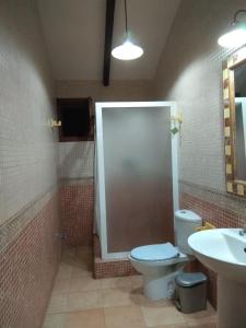 穆尔西亚Finca El Carrascal的一间带卫生间和水槽的浴室