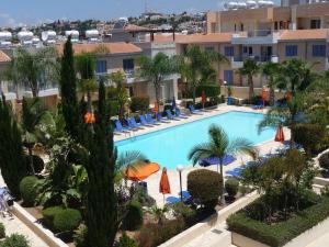 帕福斯Aurora Townhouse - Complimentary Paphos Airport Transport的享有酒店游泳池的景致。