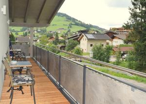 涅德劳Flatscher‘s的阳台配有桌椅,享有城镇美景。