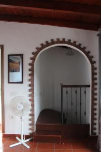 巴列埃尔莫索Casa La Hagar的一间设有床铺的客房,位于一个拱形的房间