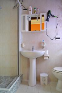 伊索拉戴里费米尼Casa Vacanze Laura的一间带水槽和卫生间的浴室