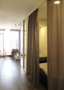 维尔纽斯New Studio In Oslo Namai的带一张床和窗户的卧室
