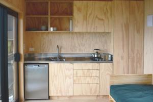 阿希帕拉The Huts的一个带木制橱柜和水槽的厨房