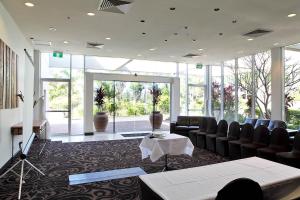 科夫斯港海滨奥珀尔卡芙度假酒店的带沙发、桌子和窗户的客厅
