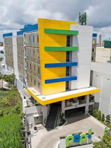 班贾尔马辛马辰POP!酒店的黄色和蓝色的建筑
