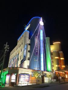 池田第一情趣酒店（仅限成人）的一座蓝色绿色建筑