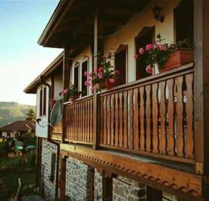 VrataSemana Guesthouse的鲜花盛开的房屋阳台