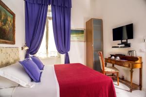 罗马罗马市中心旅馆的一间卧室配有一张带紫色窗帘的床和一张书桌。