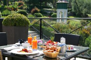 穆然皇家穆冉高尔夫豪华酒店及Spa的阳台上的早餐桌