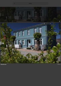 欧巴德伍斯图Gästehaus Schimmel´s的两幅蓝色房子的照片