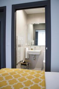 圣地亚哥－德孔波斯特拉Lux Apartamentos Rosalia的浴室配有盥洗盆、卫生间和盥洗盆。