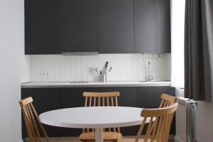 圣地亚哥－德孔波斯特拉Lux Apartamentos Rosalia的厨房配有白色的桌椅