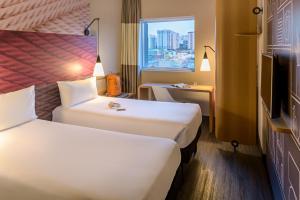 圣贝尔纳多-杜坎普ibis Sao Bernardo do Campo的酒店客房设有两张床和窗户。