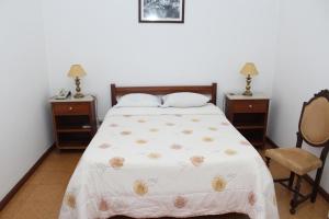 圣玛尔塔迪佩纳吉昂Hotel Oasis的一间卧室配有一张带两张桌子和一把椅子的床