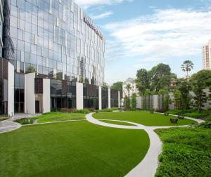 新加坡史蒂文生美爵新加坡酒店的建筑前的绿色草坪