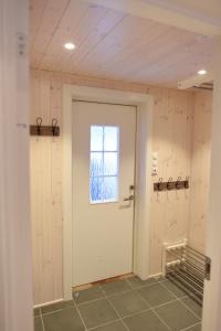海姆瑟达尔Fresh Familie Hytte Hemsedal的一间设有白色门和窗户的房间